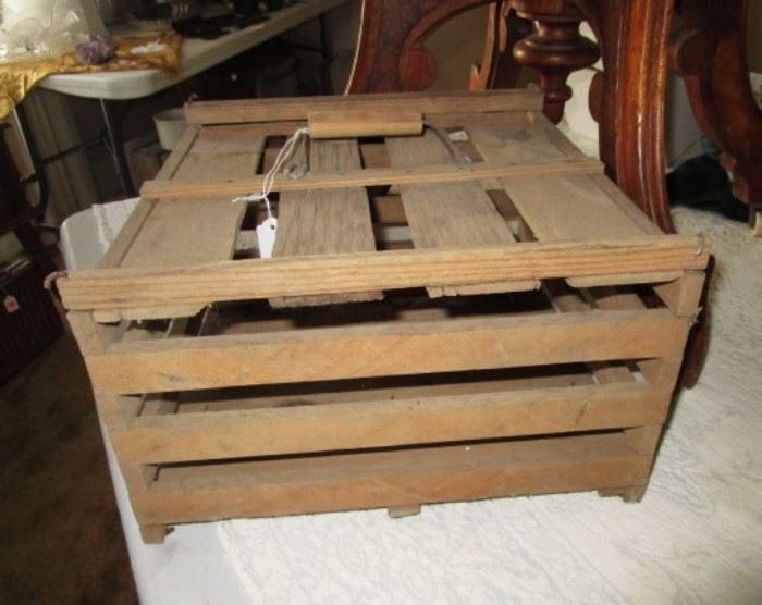 Small egg crate w/ handle in very good condition!