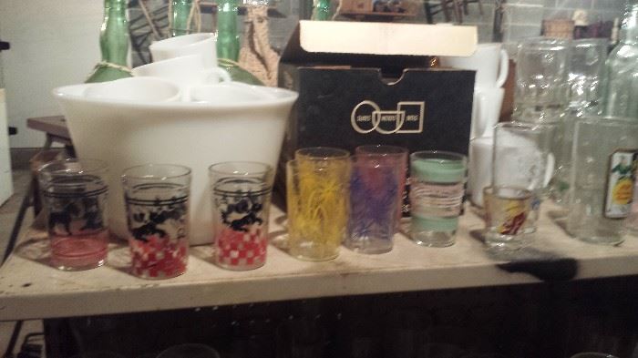Lots of cute 50s and 60s glasses and dishes.