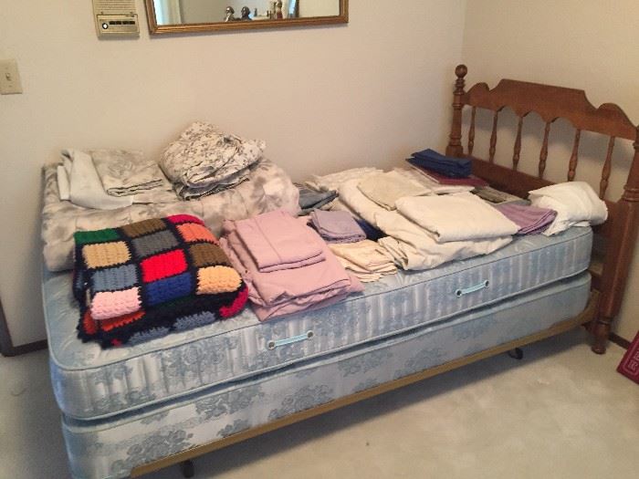 Twin bed, Beautyrest mattress , excellent . $150. Bedding