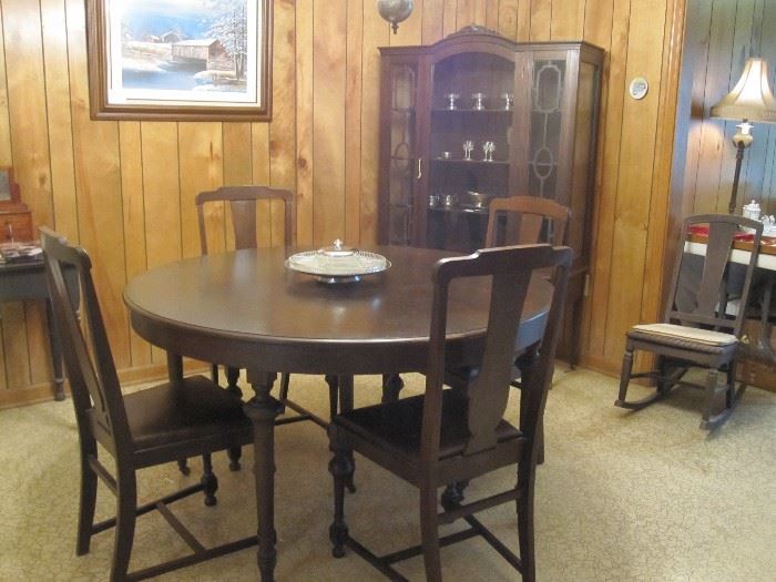 Fabulous round table and chairs.