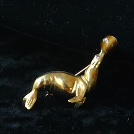 14 k gold tiger eye seal pin