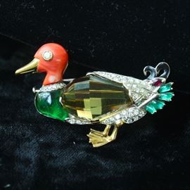 A magnificent 18 k gold and precious stone pin