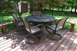 Round patio table, 4 chairs