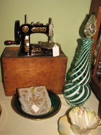 Vintage sewing machine - Salesman sample