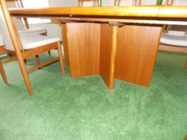 MOBLER TABLE 