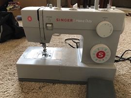Like new Singer Sewing Machine