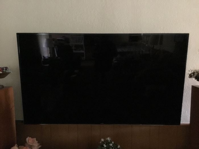 Giant screen TV 75" 4K HD Samsung only 18 months old
