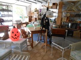 Oak square table w/2 chairs, coat tree