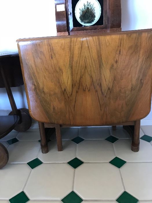 Stunning Double drop leaf table