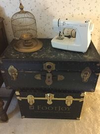 Trunk on trunk, Sew and go sewing machine