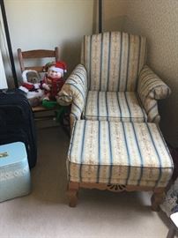 Relaxing chair with ottoman