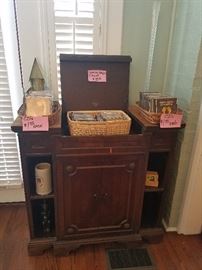 VICTROLA CABINET, CD'S 
