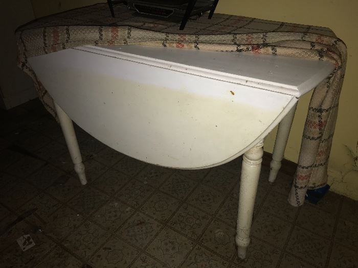 Drop leaf white table