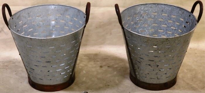 Largest clam buckets