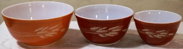 Vintage Pyrex nesting set of bowls