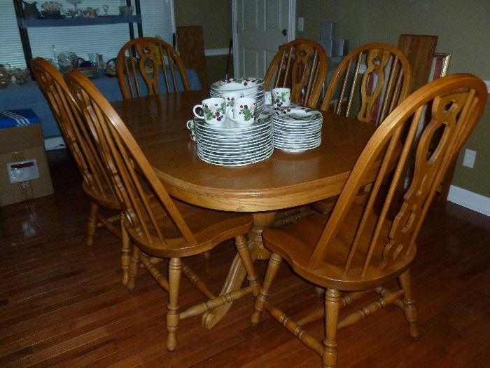 Solid Oak Table w/4 leaves & 8 Chairs