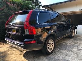 2008 Volvo XC90 3.2 in&nbsp;‘Magic Blue&nbsp;Metallic’.