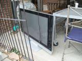 Flat screen TV. Needs work, shuts itself off after about 20 min run time.