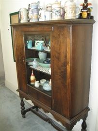 Display cabinet with ceramics and beer stiens