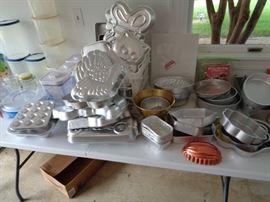 Cake decorator pans