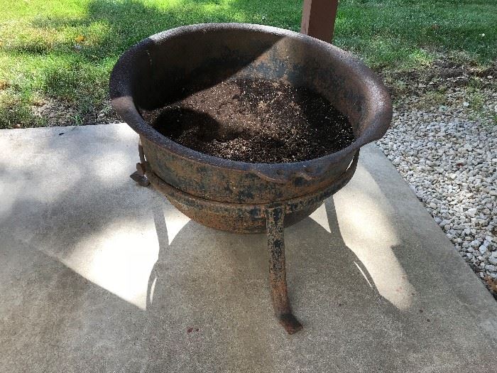 VINTAGE CAST IRON CAULDRON / YARD KETTLE