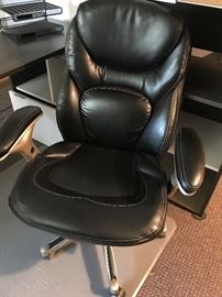 PAIR OF BLACK OFFICE CHAIRS AND BLACK L-SHAPE COMPUTER DESK