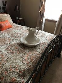 LOVELY QUEEN WOOD AND METAL BED AND BEDDING
