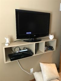 32" LG TV AND A SONY BLU-RAY PLAYER 