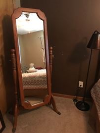 VINTAGE AMERICAN DREW, FULL LENGTH FLOOR MIRROR WITH CLAW FEET