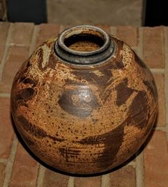LARGE EARLY RAYNOR POT 