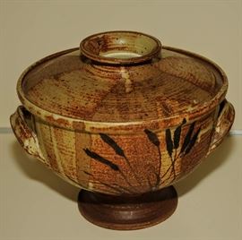 WONDERFUL STUDIO POTTERY COVERED SERVING BOWL