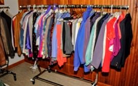 NICE SELECTION OF VINTAGE WOMEN'S CLOTHING