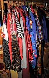NICE SELECTION OF VINTAGE WOMEN'S CLOTHING