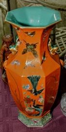 VINTAGE CHINESE VASE 