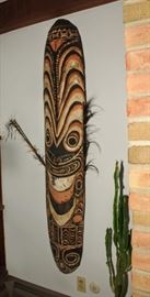 LARGE RARE PAPUA NEW GUINEA DANCE SHIELD