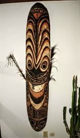 LARGE RARE PAPUA NEW GUINEA DANCE SHIELD