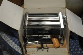 HAND CRANK PASTA MAKER