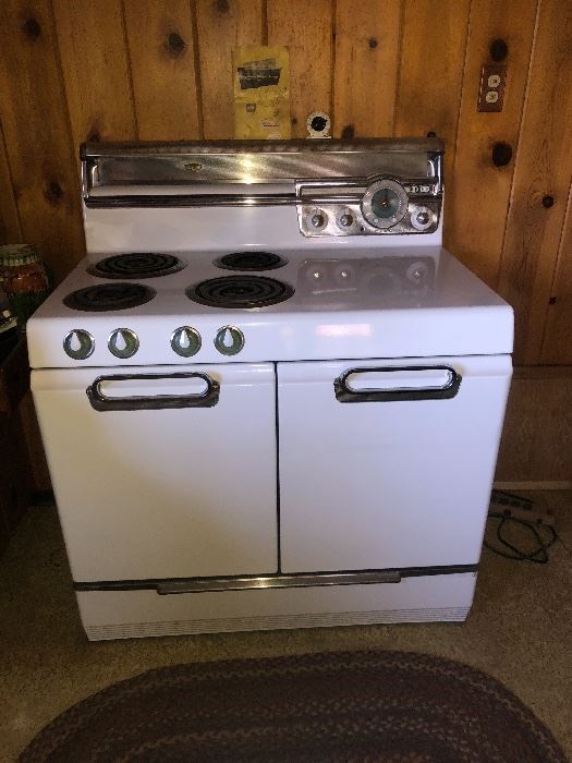 Beautiful 1950's Frigidaire everything works! You wont find a cleaner stove this age!