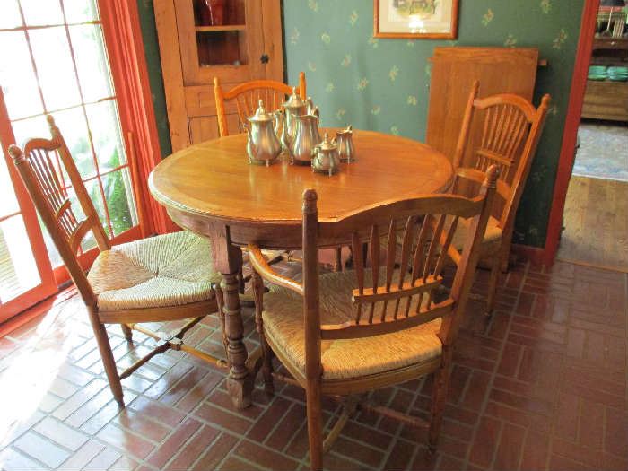 DINING TABLE W/1 LEAF & 4 CHAIRS