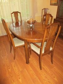 DINING TABLE W/2 LEAFS, PADS & 6 CHAIRS