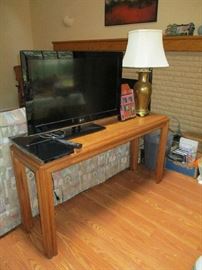 FLATSCREEN, BLU-RAY, LAMP, SOFA TABLE