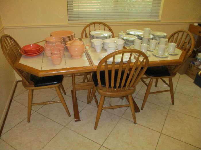 KITCHEN TABLE W/1 LEAF & 4 CHAIRS