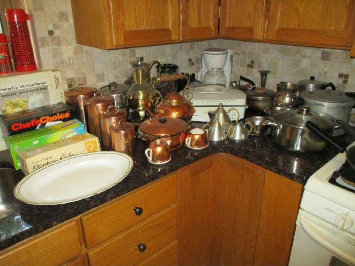COOKWARE, SMALL KITCHEN APPLIANCES 