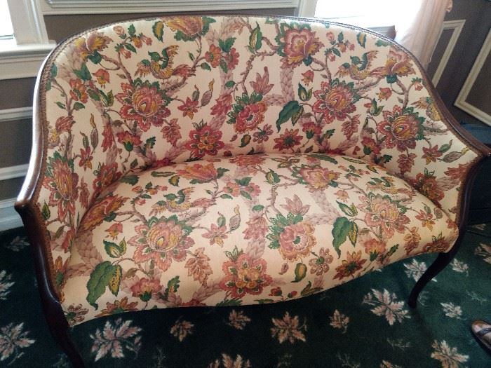 This is a beautiful settee!! The colors are very neutral and would blend with almost anything!