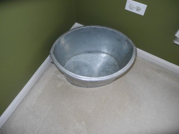 Large tub (ice and beer?)