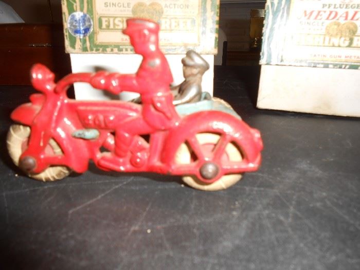 4" Hubley COP Motorcycle-Midget # 376 with Sidecar
and the fragile headlight is still in tact!
