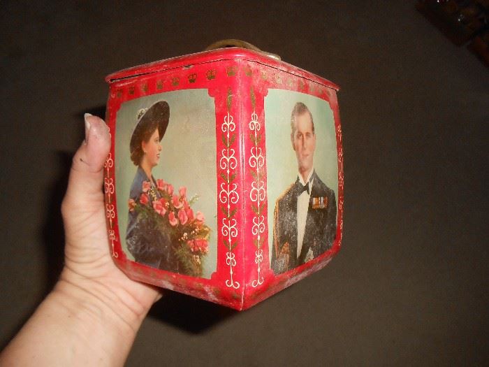 Awesome tin of Queen Elizabeth & Phillip