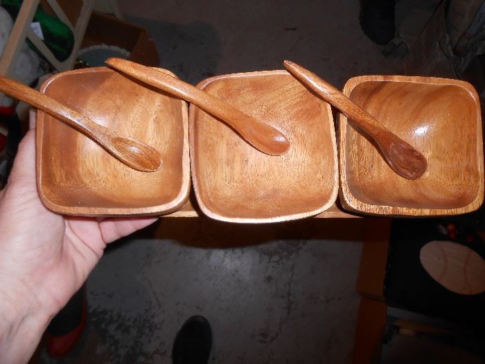 Wood condiment set