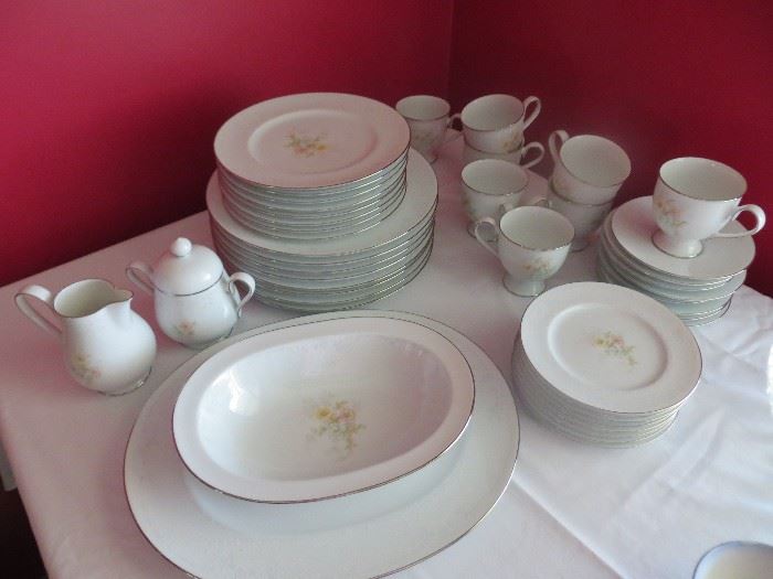 Noritake Ireland Anticipation set of 8 place settings - excellent condition, no chips!