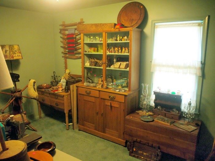 Furniture & Collectibles 